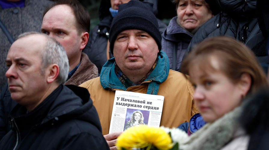 Во время церемонии прощания с певицей Юлией Началовой на Троекуровском кладбище, 21 марта 2019 года