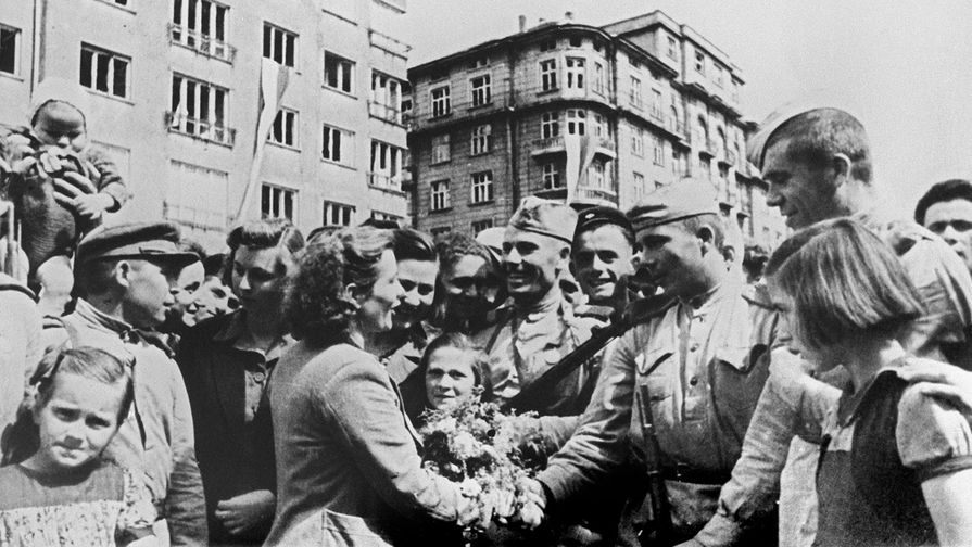 Жители освобожденной Софии приветствуют бойцов Красной армии, 1944 год