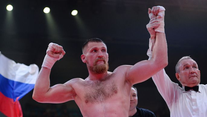 Российский боксер Дмитрий Кудряшов празднует победу в бое за титул чемпиона WBA International в...