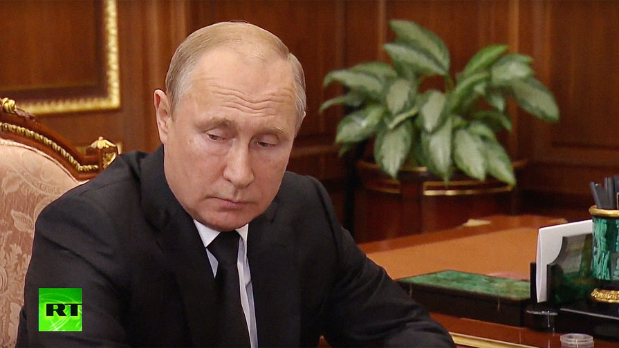 Президент России Владимир Путин и министр обороны Сергей Шойгу во время совещания в связи с гибелью моряков-подводников, 2 июля 2019 года