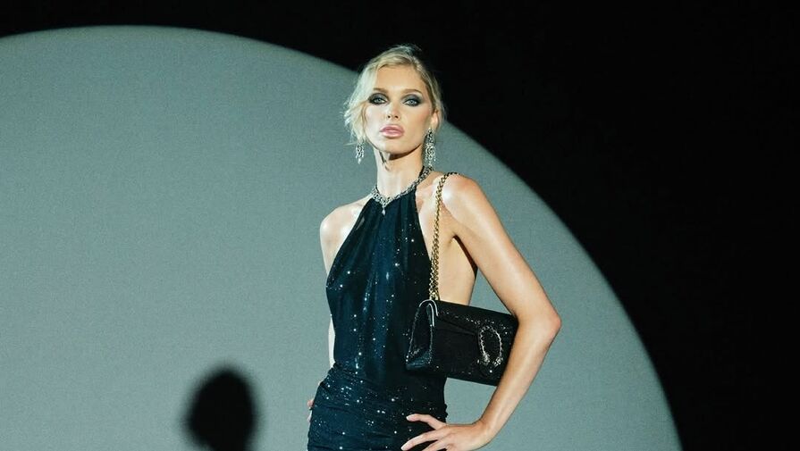 Модель Эльза Хоск снялась в платье с голой спиной для рекламы