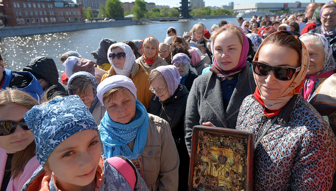 Верующие стоят в очереди к храму Христа Спасителя в Москве, 22 мая 2017 года