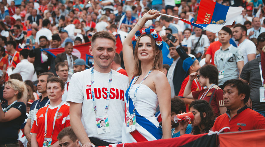 Болельщики во время матча 1/8 финала чемпионата мира по футболу между сборными Испании и России
