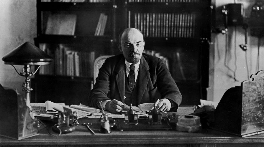 Владимир Ильич Ленин в рабочем кабинете в Кремле. 16 октября 1918 год