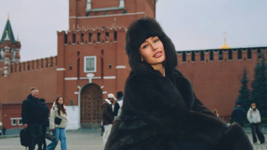 Модель Валентина Иванова снялась в шубе на Красной площади