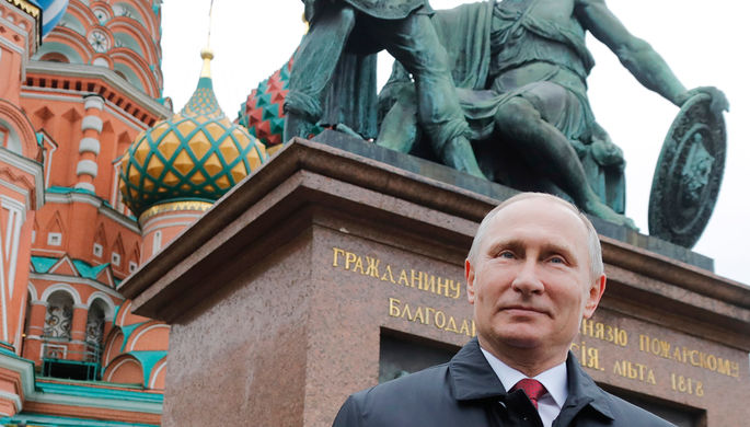 Президент России Владимир Путин на церемонии возложения цветов к памятнику Минину и Пожарскому на...