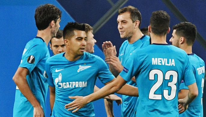 Игрок ФК «Зенит» Артем Дзюба (в центре) радуется забитому голу в матче квалификационного...