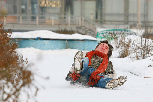 Зимой мы падаем чаще всего на улице