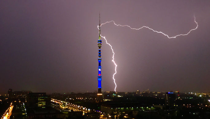 Молния во время грозы в районе Останкино