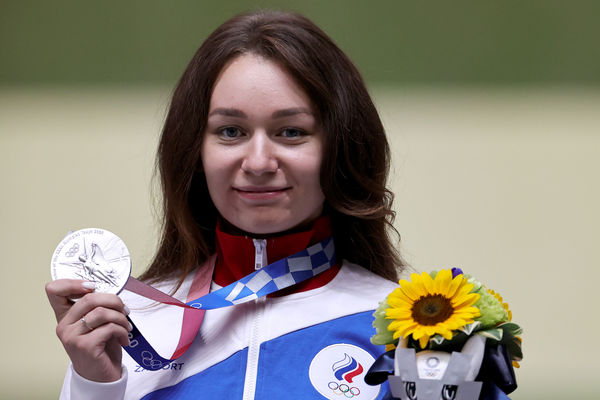 Российская спортсменка, член сборной России (команда ОКР) по стрельбе Юлия Зыкова, завоевавшая серебряную медаль на соревнованиях по стрельбе из пневматической винтовки с 50 метров из трех положений среди женщин на XXXII Олимпийских играх в Токио