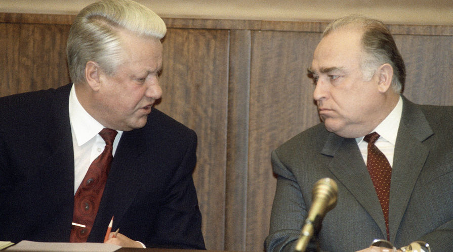 1993 год. Президент РФ Борис Ельцин и Виктор Черномырдин беседуют в президиуме Всероссийского совещания по проблемам борьбы с организованной преступностью и коррупцией