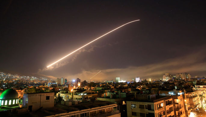 Небо над сирийским Дамаском во время нанесения ракетных ударов США, 14 апреля 2018 года