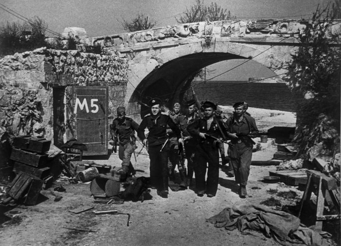 Великая Отечественная война 1941-1945 гг. Оборона Севастополя и битва за Крым. Сентябрь 1941 - июль 1942 г. Моряки вступают в освобожденный Севастополь.