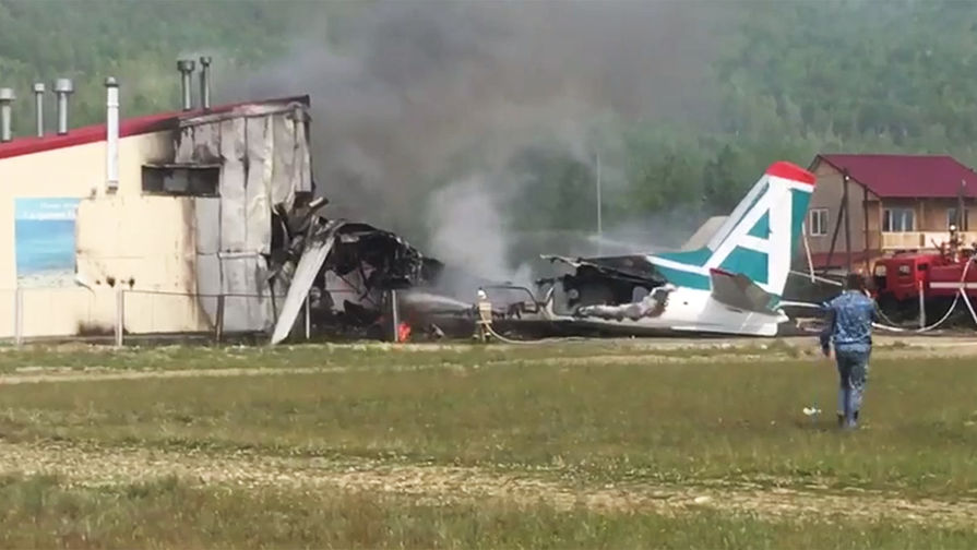 На месте аварийной посадки пассажирского самолета Ан-24 авиакомпании "Ангара", 27 июня 2019 года