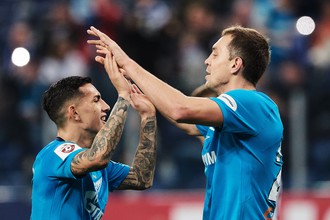 Игроки «Зенита» Артём Дзюба (справа) и Леандро Паредес