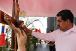 Президент Венесуэлы Николас Мадуро со статуей Христа во время своей еженедельной передачи «Воскресенья с Мадуро», апрель 2017 года