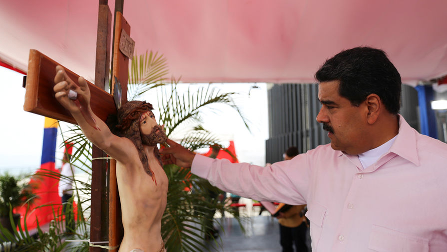 Президент Венесуэлы Николас Мадуро со статуей Христа во время своей еженедельной передачи «Воскресенья с Мадуро», апрель 2017 года