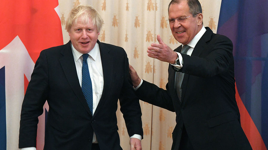 Министр иностранных дел России Сергей Лавров (справа) и министр иностранных дел Великобритании Борис Джонсон во время встречи в Москве, 22 декабря 2017 года