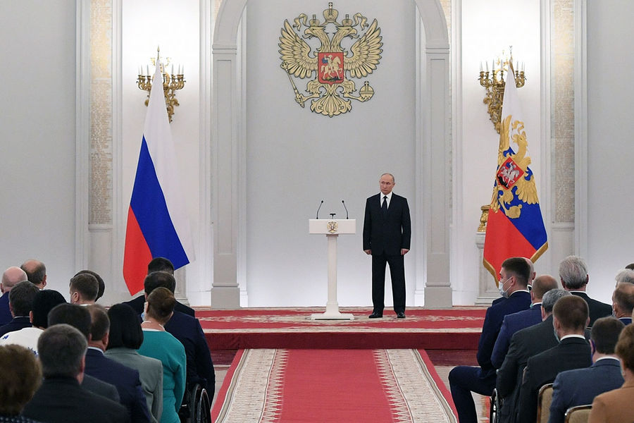 Президент России Владимир Путин во время встречи с депутатами Государственной Думы РФ седьмого созыва, 21 июня 2021 года