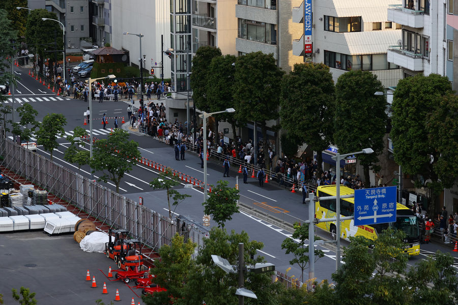 Люди толпятся возле олимпийского стадиона в Токио в преддверии церемонии открытия Игр