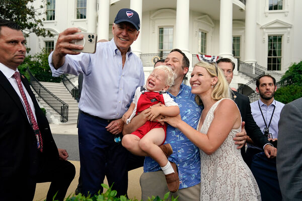 Президент Джо Байден делает селфи с&nbsp;семьей во время пикника конгресса на&nbsp;лужайке Белого дома в&nbsp;Вашингтоне, 12&nbsp;июля 2022&nbsp;года