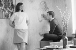 Советский кинооператор А. Чардынин рисует на стене портрет своей жены, киноактрисы Ларисы Лужиной, 1968 год