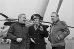 Зураб Церетели (справа) с главным конструктором вертолета «МИ-10К» Н. Эдишерашвили и пилотом Г. Мальцевым, участвующими в установке скульптурной композиции «История Грузии» в Тбилиси, 1982 год