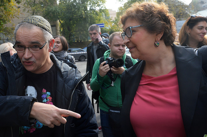 Блогер Антон Носик у Пресненского суда Москвы. Справа — политический журналист, политолог, общественный деятель и писатель Евгения Альбац