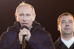 Владимир Путин и Дмитрий Медведев на митинге в день голосования на президентских выборах, 4 марта 2012 года