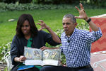 Президент США Барак Обама и первая леди Мишель Обама читают детям книгу «Там, где живут чудовища» на Южной лужайке Белого дома в Вашингтоне