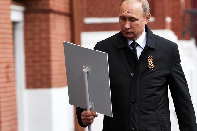 Владимир Путин с портретом своего отца-фронтовика Владимира Спиридоновича после участия в шествии патриотической акции «Бессмертный полк» в честь 72-й годовщины Победы в Великой Отечественной войне