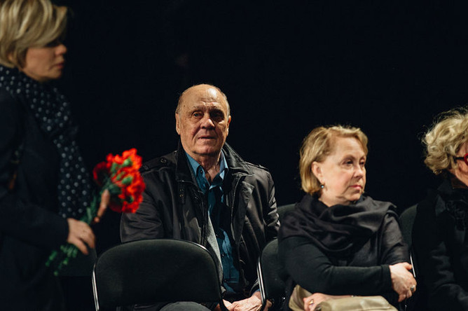Режиссер Владимир Меньшов во время церемонии прощания с актрисой Ниной Дорошиной в театре «Современник» в Москве, 24 апреля 2018 года