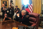 Рэпер Канье Уэст во время встречи с президентом США Дональдом Трампом в Белом доме, 11 октября 2018 года