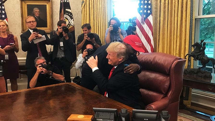 Рэпер Канье Уэст во время встречи с президентом США Дональдом Трампом в Белом доме, 11 октября 2018 года