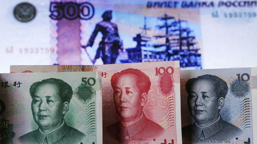 Россиянам рассказали, стоит ли менять доллары на юани