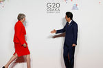 Премьер-министр Великобритании Тереза Мэй и премьер-министр Японии Синдзо Абэ на полях саммита G20 в Осаке, 28 июня 2019 года 