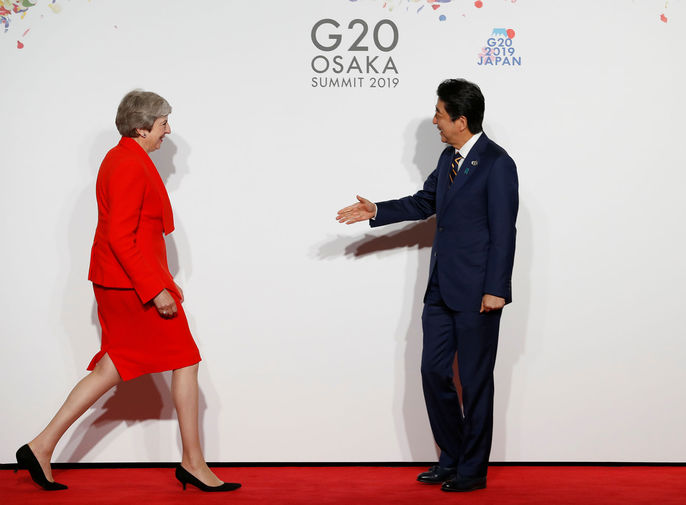 Премьер-министр Великобритании Тереза Мэй и премьер-министр Японии Синдзо Абэ на полях саммита G20 в Осаке, 28 июня 2019 года 