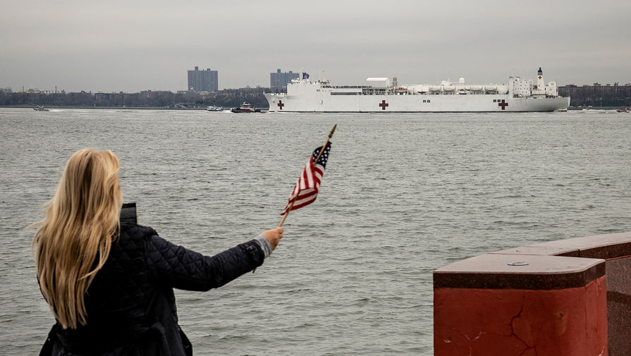 Корабль-госпиталь проплывает Статен-Айленд в Нью-Йорке, 30 марта 2020 года