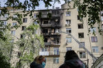 На месте пожара в жилом доме на Фрунзенской набережной в Москве, 14 мая 2020 года