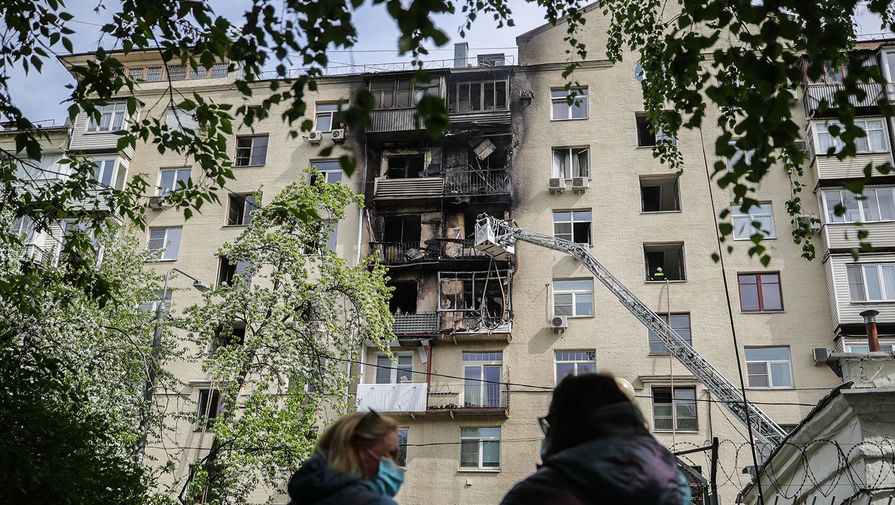 На&nbsp;месте пожара в&nbsp;жилом доме на&nbsp;Фрунзенской набережной в&nbsp;Москве, 14 мая 2020 года
