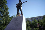 Памятник лидеру группы «Кино» Виктору Цою скульптора Матвея Макушкина в Санкт-Петербурге, 16 августа 2020 года