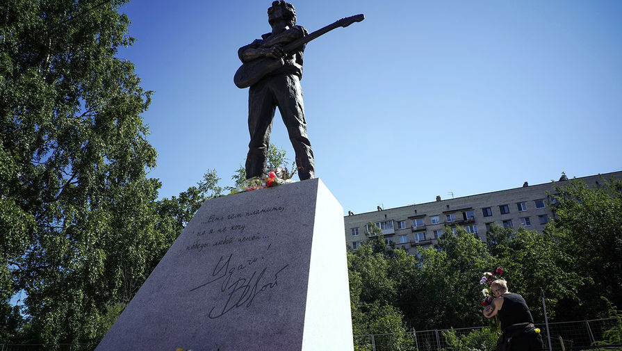Памятник лидеру группы &laquo;Кино&raquo; Виктору Цою скульптора Матвея Макушкина в&nbsp;Санкт-Петербурге, 16 августа 2020 года