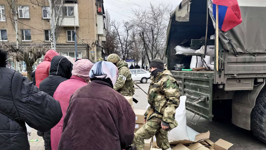 Российские военнные доставили в Мелитополь 20 тонн гумпомощи