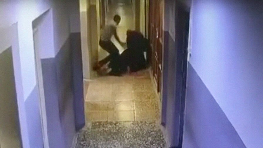 На Урале неизвестный мужчина избил полицейского на глазах у коллег