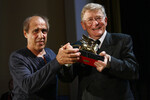 Адриано Челентано вручает режиссеру Эрманно Ольми «Золотого льва» за достижение в карьере во время 65-го Венецианского кинофестиваля 5 сентября 2008 года