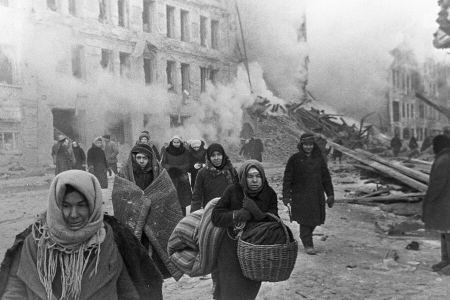 Жители блокадного Ленинграда выходят из бомбоубежища после отбоя тревоги, 1942 год