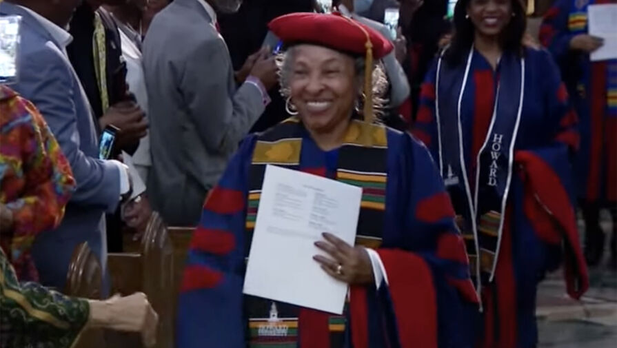 83-летняя пенсионерка стала старейшей выпускницей в истории университета