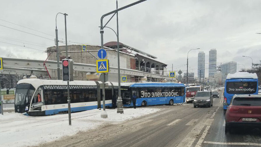 Человек пострадал при ДТП с электробусом и трамваем в Москве