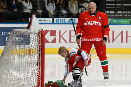  Александр Лукашенко во время акции памяти погибших игроков команды «Локомотив» 