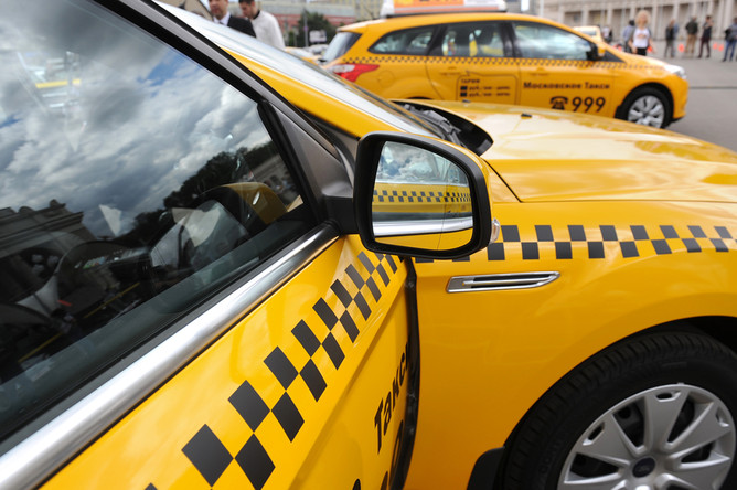 Чиновники Москвы хотят сделать все такси одним цветом и ввести единый тариф